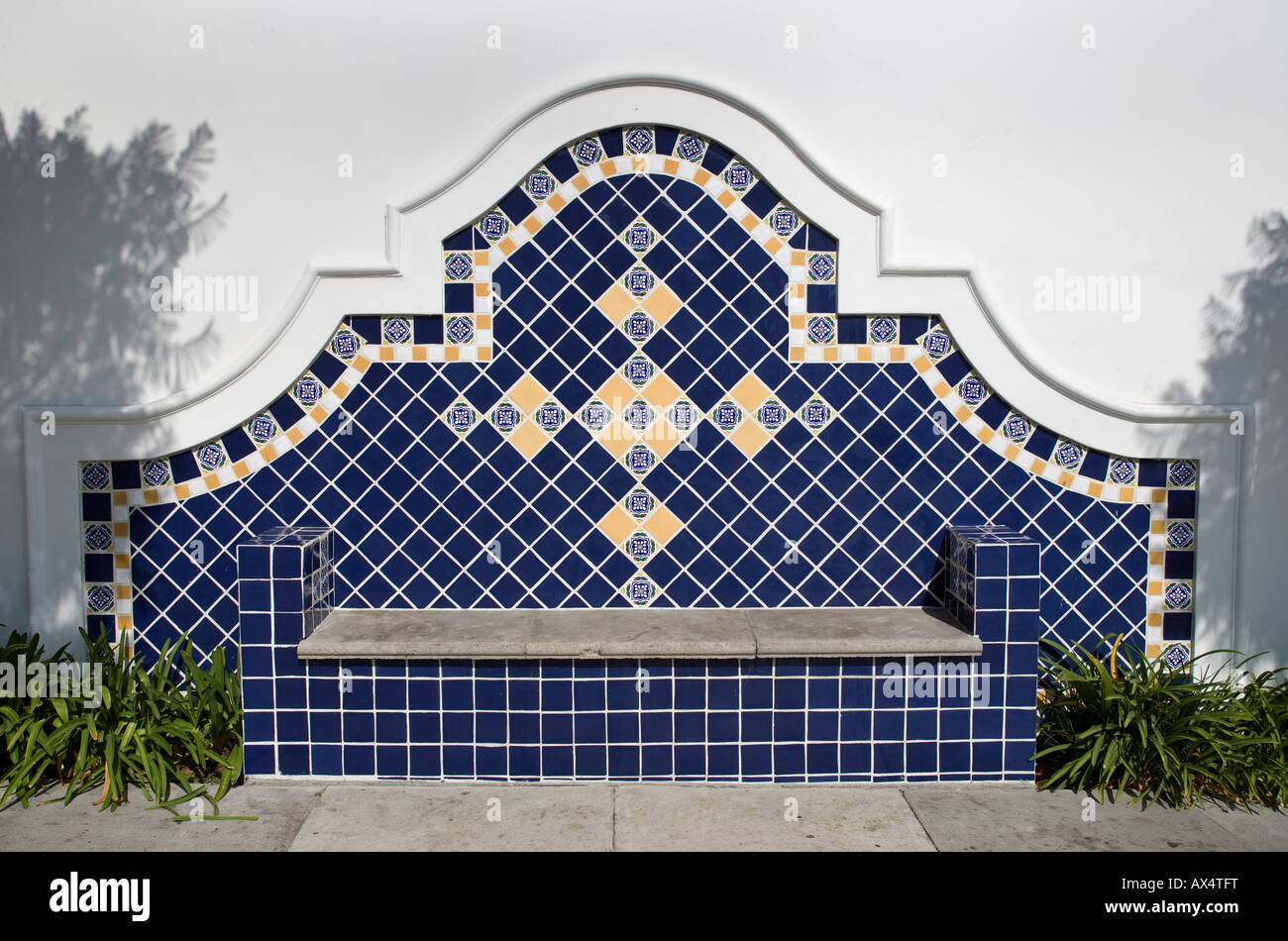 Sol carrelé décoré Seat Santa Barbara California USA Banque D'Images