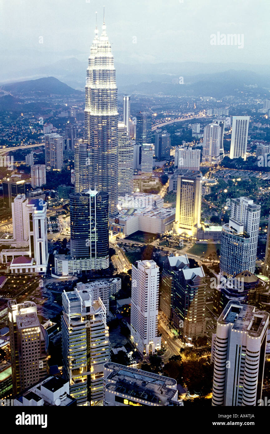 La vue sur les tours jumelles Petronas et le centre-ville de KL à partir de la terrasse d'observation de la KL Tower à Kuala Lumpur, en Malaisie. Banque D'Images