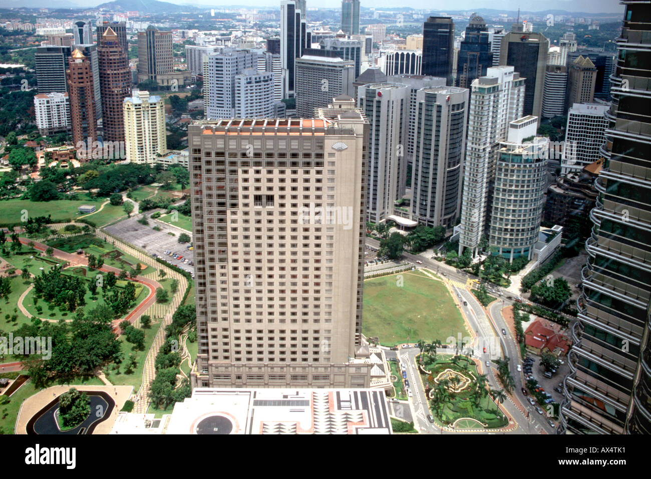 La vue sur Kuala Lumpur à partir de la passerelle de la Petronas Twin Towers à Kuala Lumpur, la capitale de la Malaisie. Banque D'Images