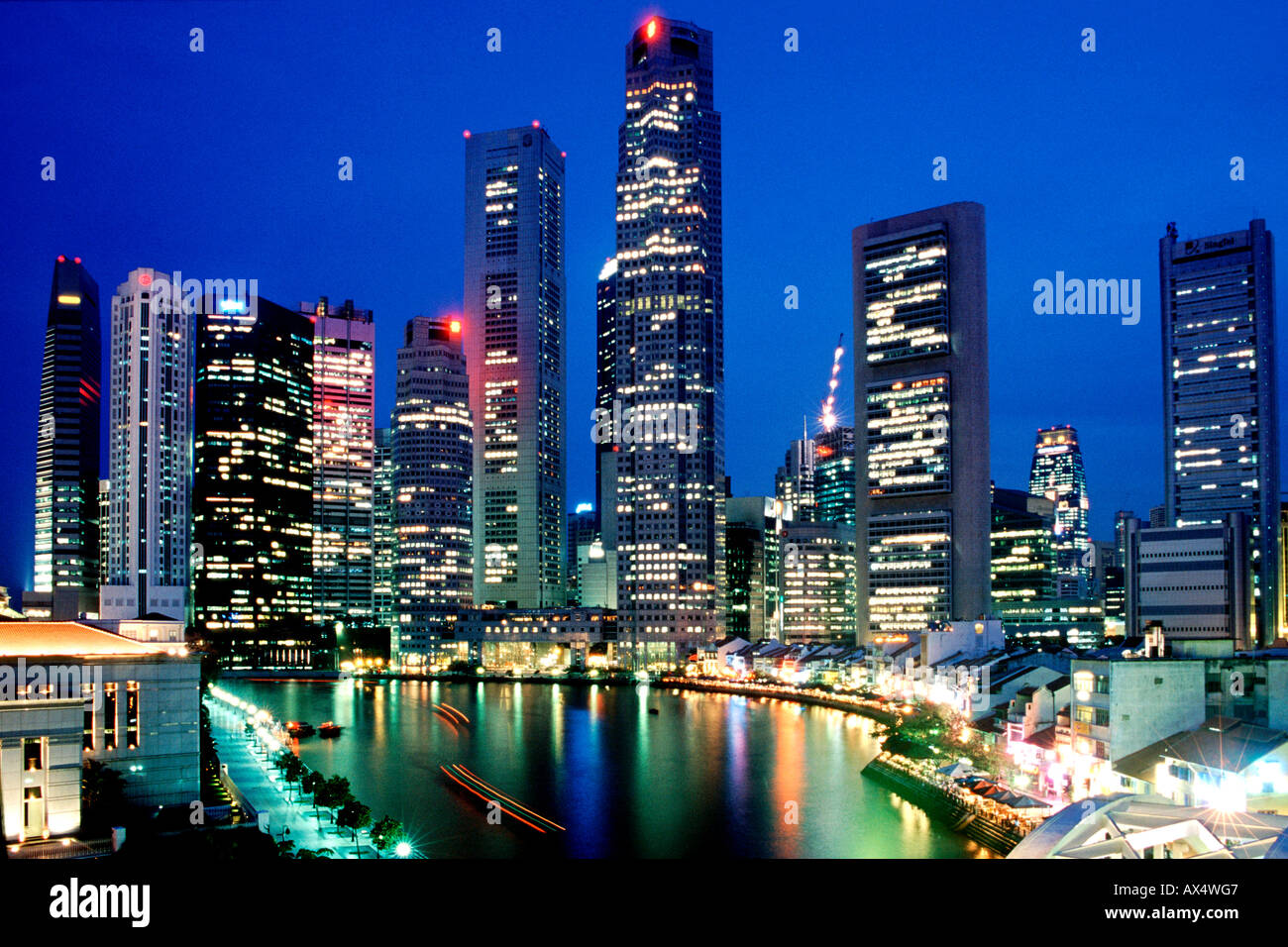 Singapour au crépuscule montrant la CDB, de la rivière Singapour et Boat Quay. Banque D'Images