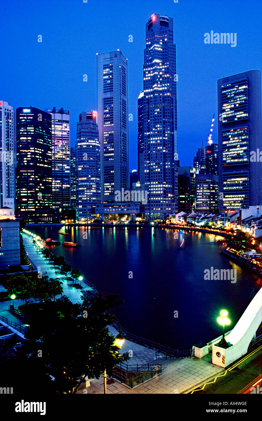 Singapour au crépuscule montrant la CDB, de la rivière Singapour et Boat Quay. Banque D'Images