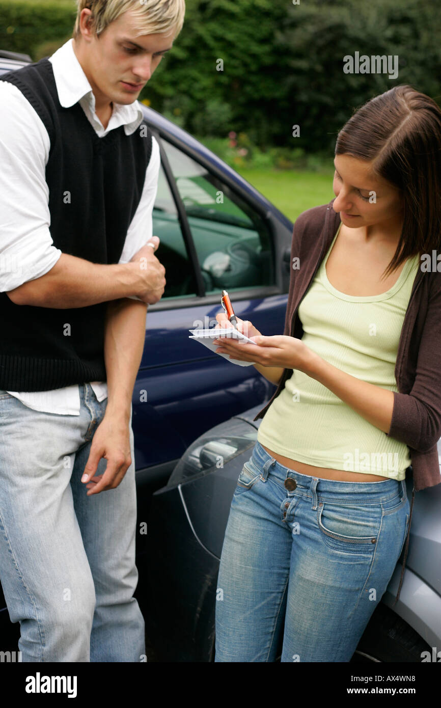 Femme qui vient d'avoir une voiture avec un autre prang Banque D'Images