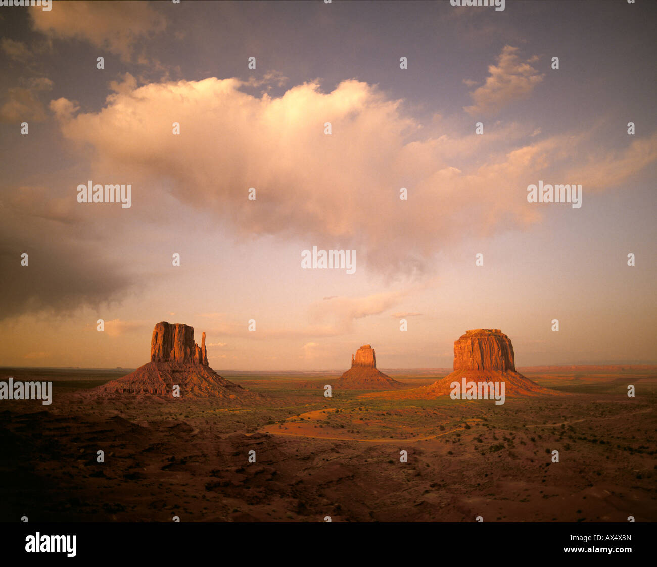 Une vue de l'article mitaines au coucher du soleil sur la Réserve Navajo de Monument Valley Banque D'Images