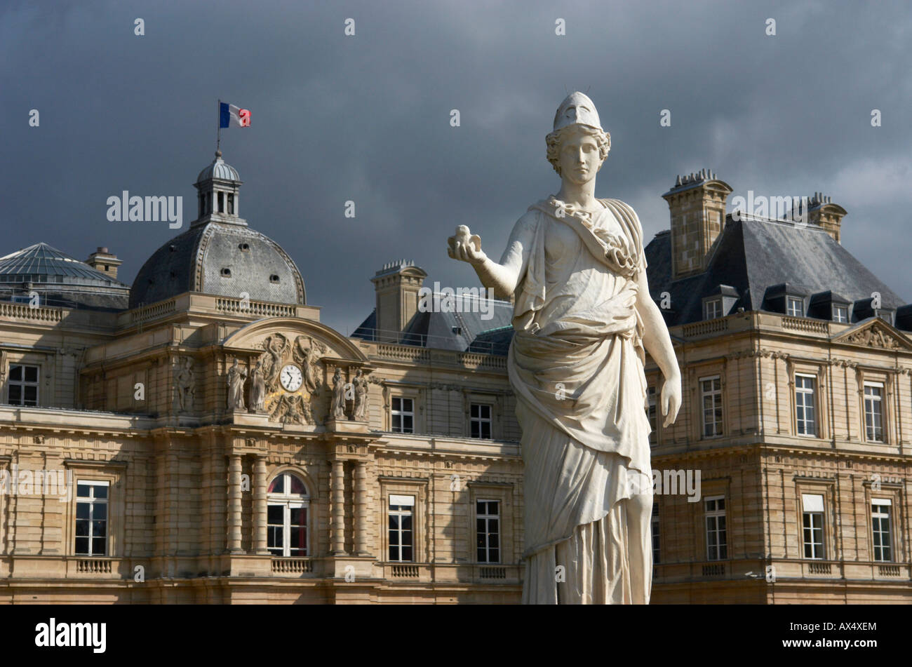 Statue devant le Palais du Luxembourg Paris France Banque D'Images