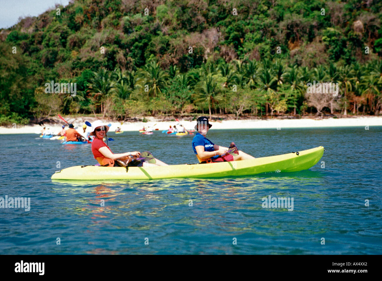 Deux femmes canoë sur l'une des îles qui composent le Parc National marin d'Ang Thong, au large Deux femmes canoë sur l'une des îles qui composent le Parc National marin d'Ang Thong, au large