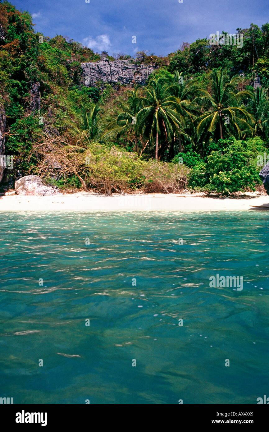 Une plage sur l'une des îles qui composent le Parc National marin d'Ang Thong, au large de la côte de Ko Samui en Thaïlande. Banque D'Images