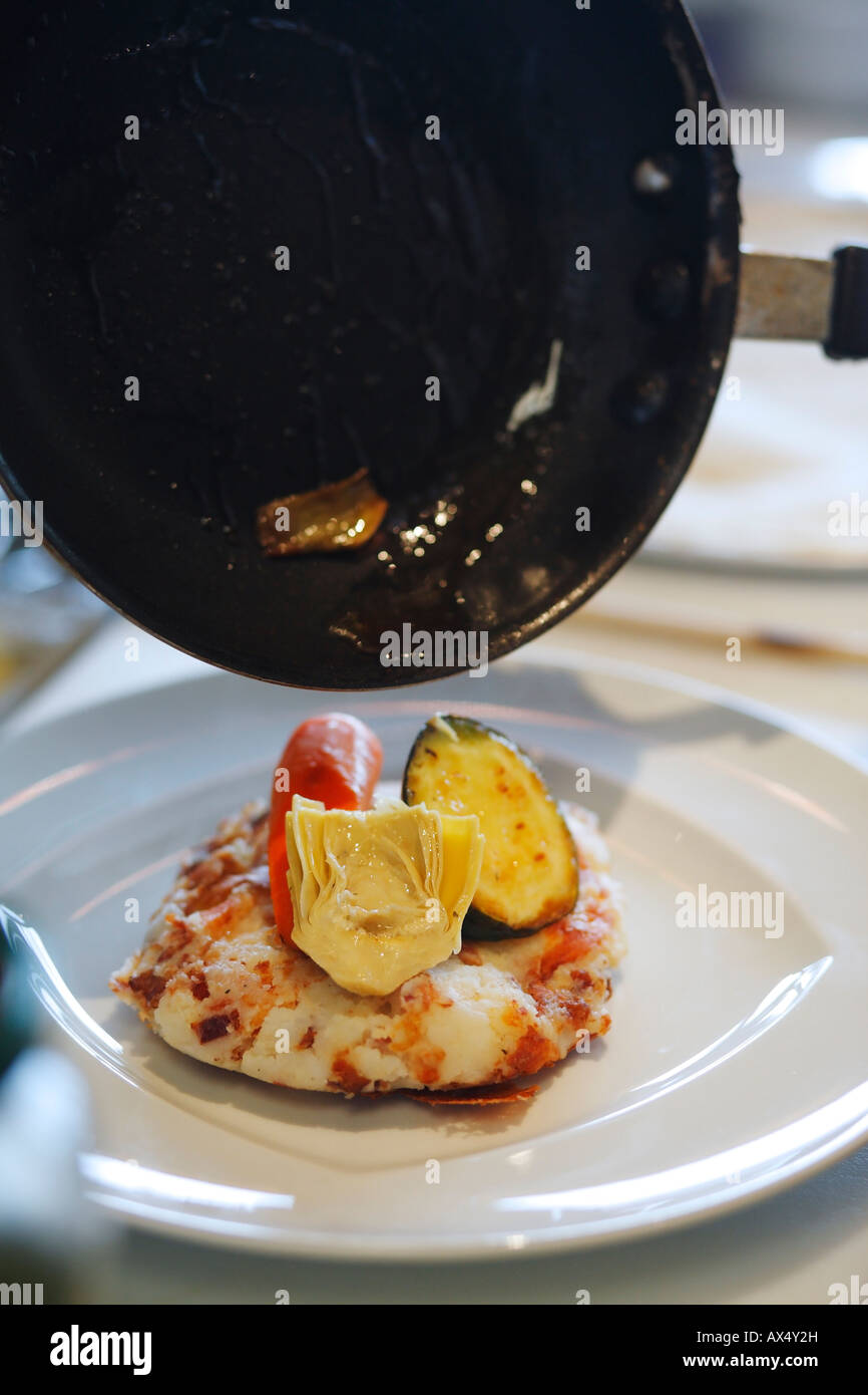 La préparation de la galette de pommes de terre au restaurant Banque D'Images