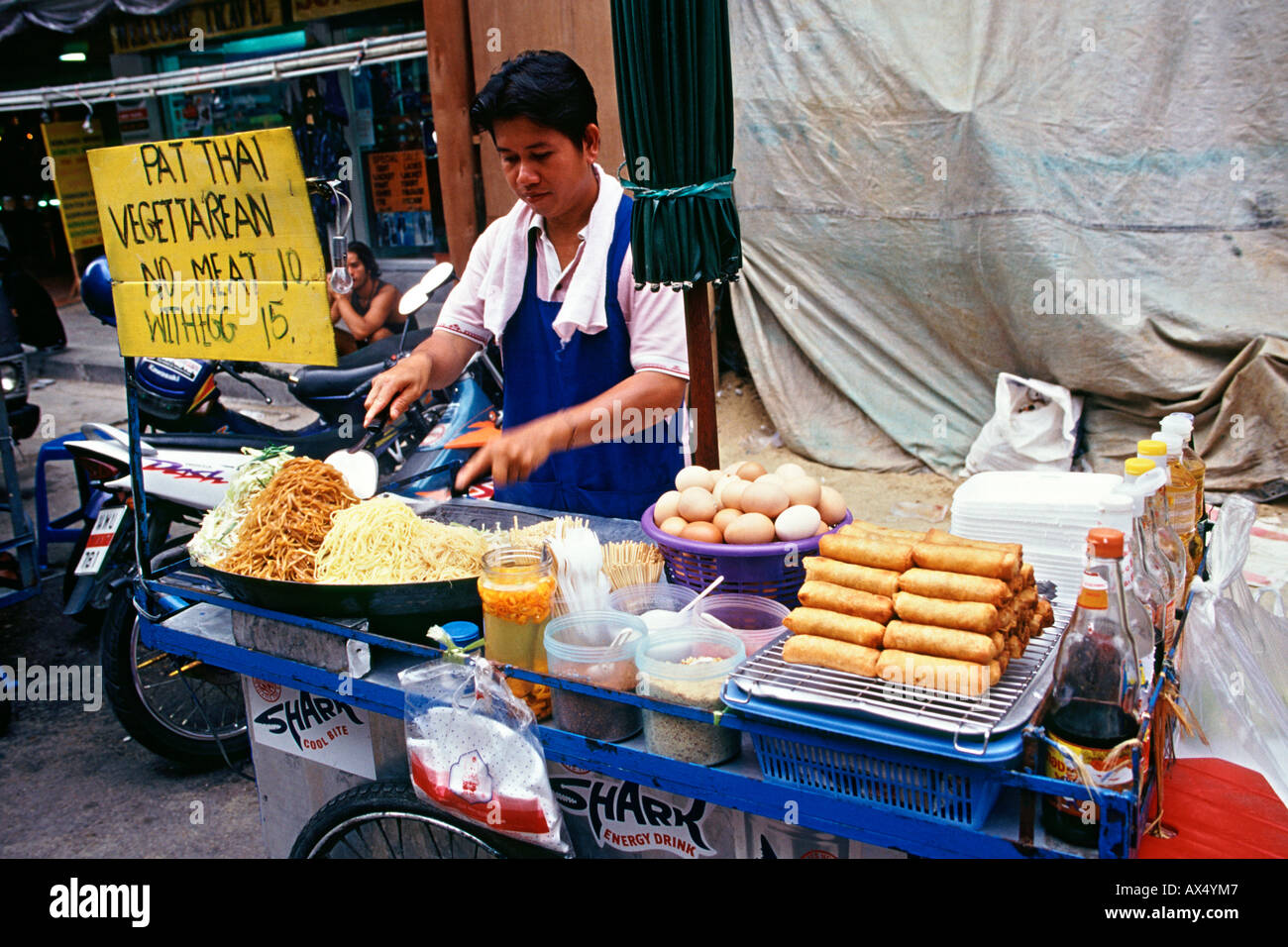 Une route de vendeurs d'aliments sur le côté de la route Khao San, à Bangkok en Thaïlande. Banque D'Images