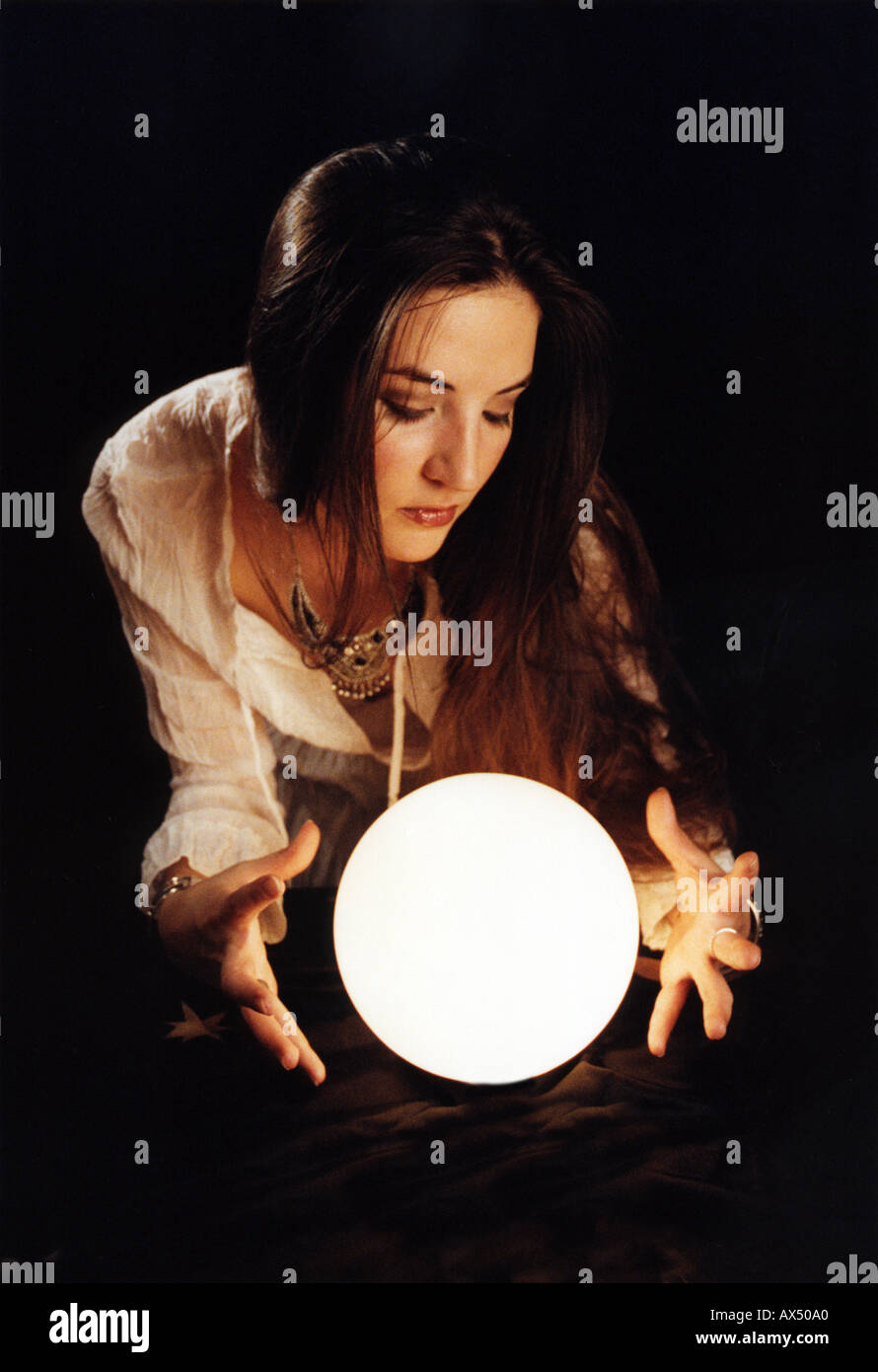 Fortune Teller avec Crystal Ball Banque D'Images