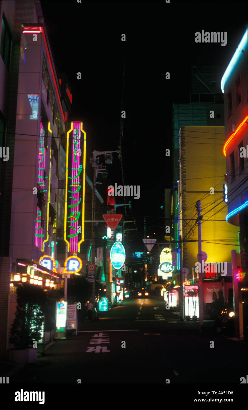 Carlights et neon light illumine un quartier de l'hôtel au centre-ville d'Osaka au Japon Banque D'Images