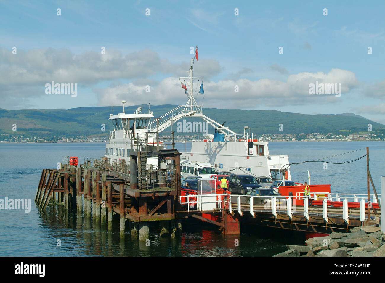 Des véhicules à la sortie de l'Ouest qui exploite un service de traversier entre les chasseurs Quay et Gourock dans Inverclyde, Écosse Royaume-Uni Banque D'Images