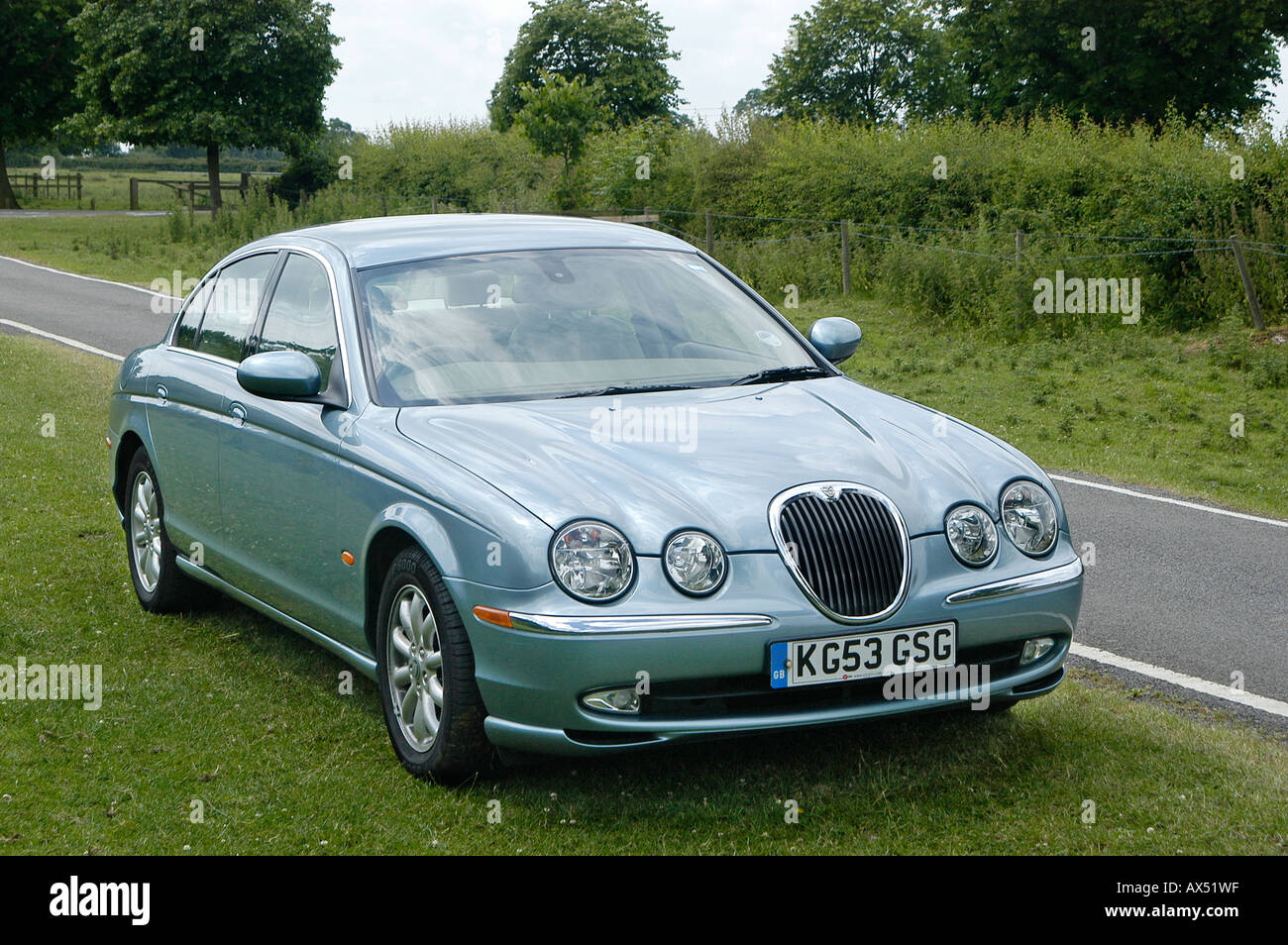 Voiture Jaguar S-Type garée sur une bordure d'herbe. Banque D'Images