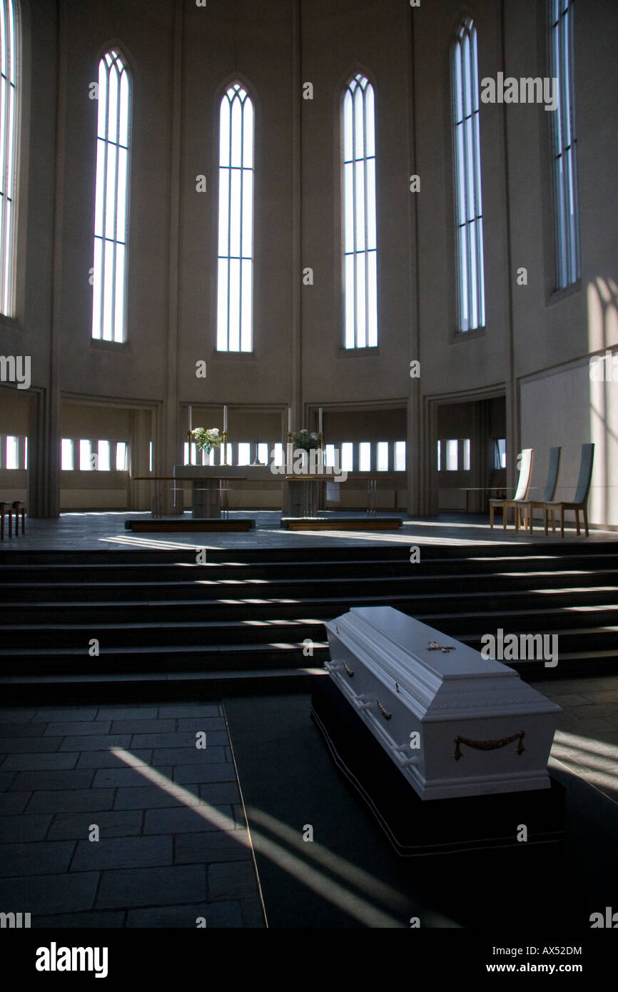 Coffin en église Banque D'Images