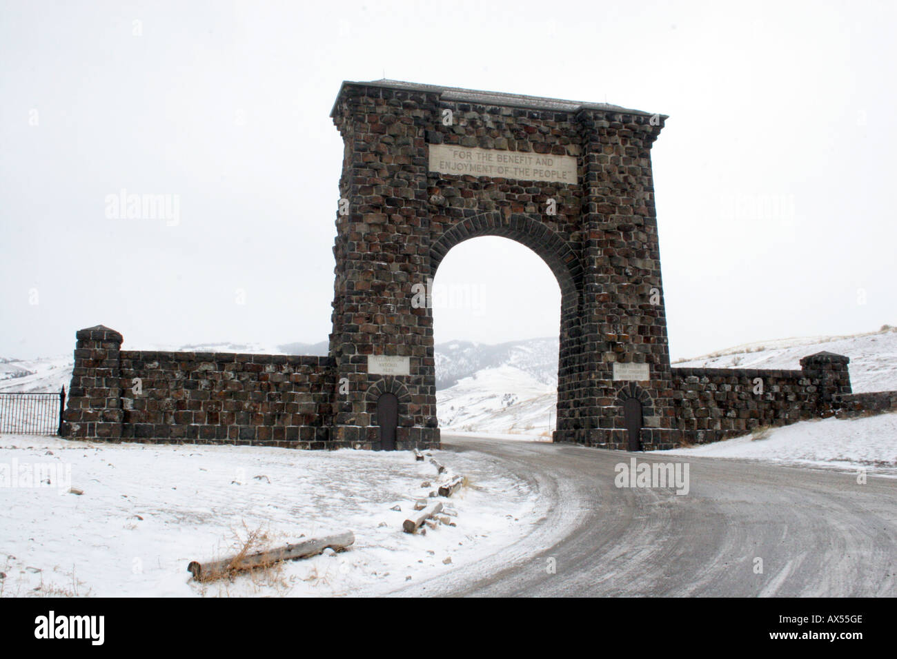 L'entrée ouest du Parc National de Yellowstone dans la neige. Banque D'Images