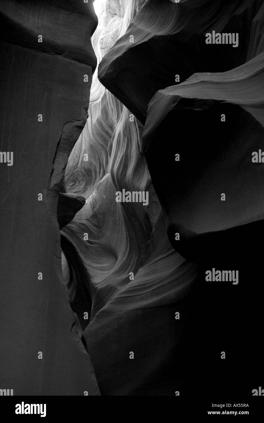 Lower Antelope Canyon fente, formes et formules de la nature, à l'abstrait et belles, en noir et blanc. Banque D'Images Lower Antelope Canyon fente, formes et formules de la nature, à l'abstrait et belles, en noir et blanc. Banque D'Images