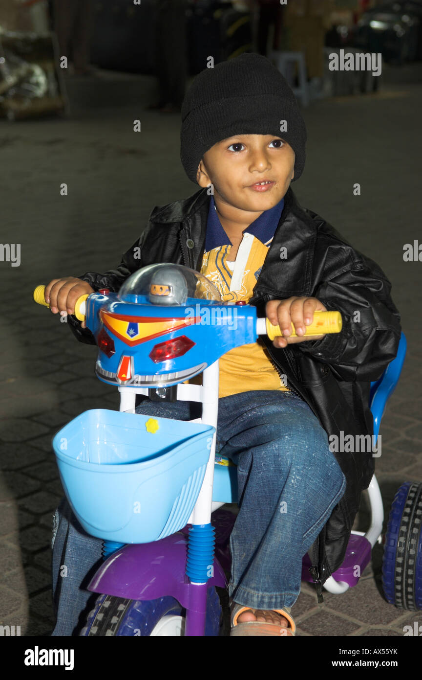 Petit Garçon jouant sur tricycle jouet Banque D'Images