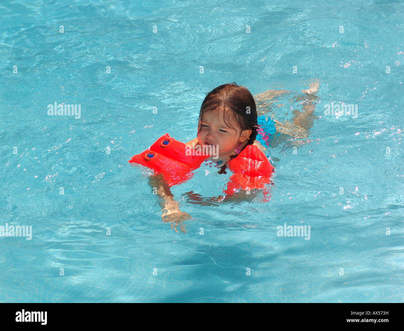 Une Petite Fille Avec Des Brassards Natation Dans La Piscine Photo Stock Alamy