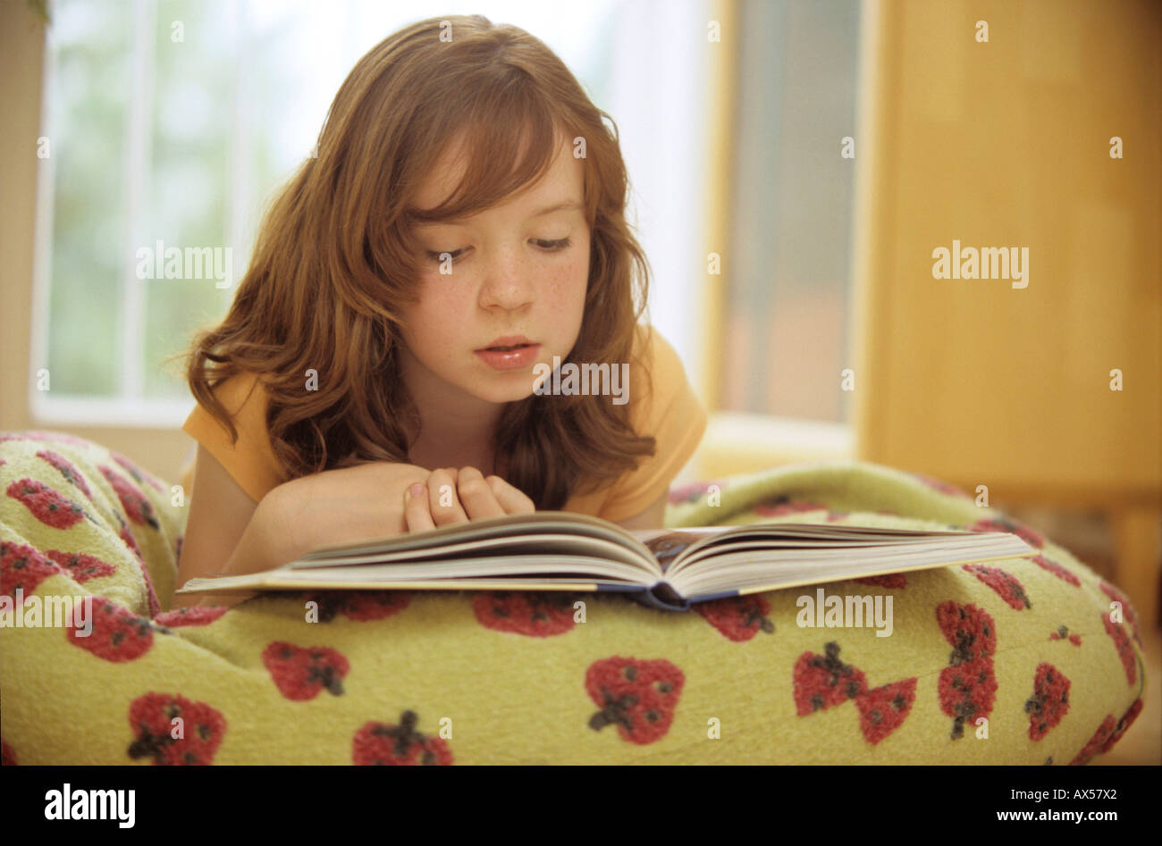 Girl (9-10) reading book, close-up Banque D'Images