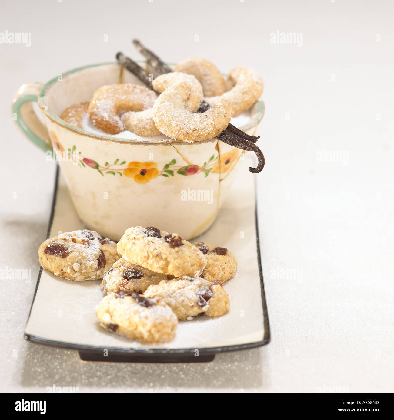 Biscuits de Noël sur la coupe sur le bac Banque D'Images