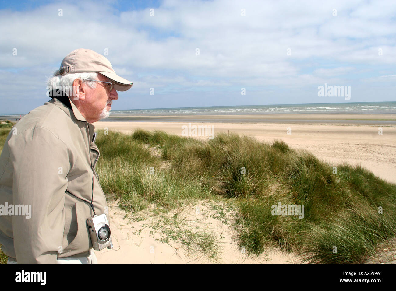 Vétéran du jour américain kulkowitz harry revient pour la première fois à Utah Beach normandie après 60 ans D-Day anniversaire Banque D'Images