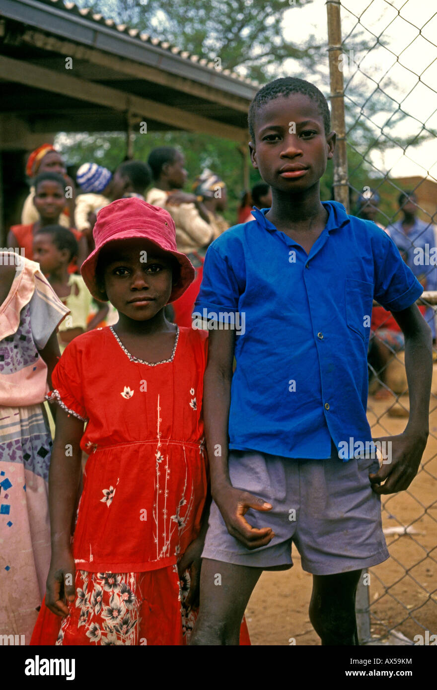 2, 2, les Zimbabwéens, Zimbabwéennes, garçon, fille, enfant, frère et sœur, le contact oculaire, vue avant, village, Mahenye, la province de Manicaland, au Zimbabwe Banque D'Images