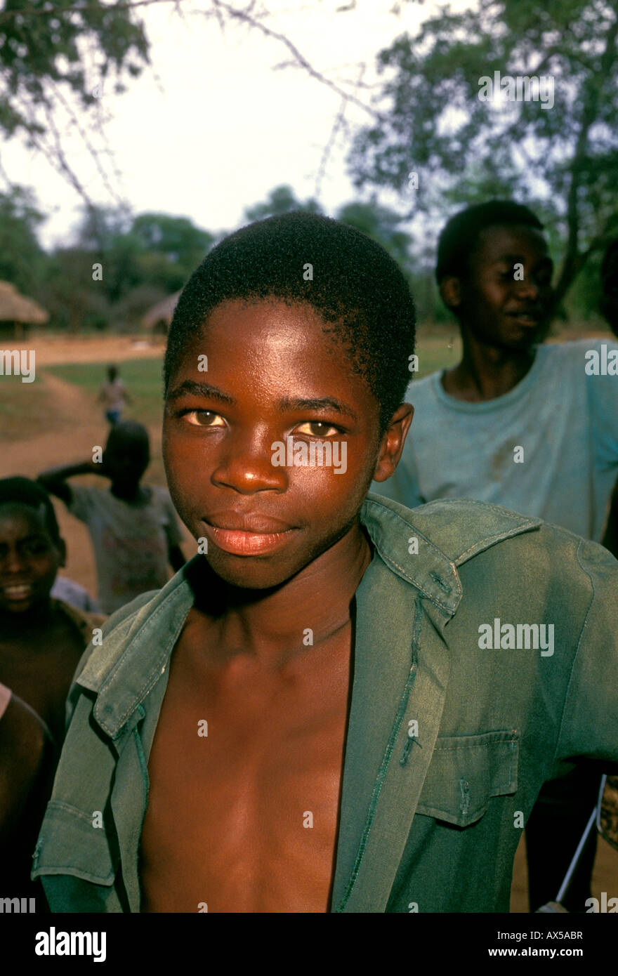 Peuple du Zimbabwe, jeune garçon, village de Mahenye, la province de Manicaland, au Zimbabwe, l'Afrique Banque D'Images