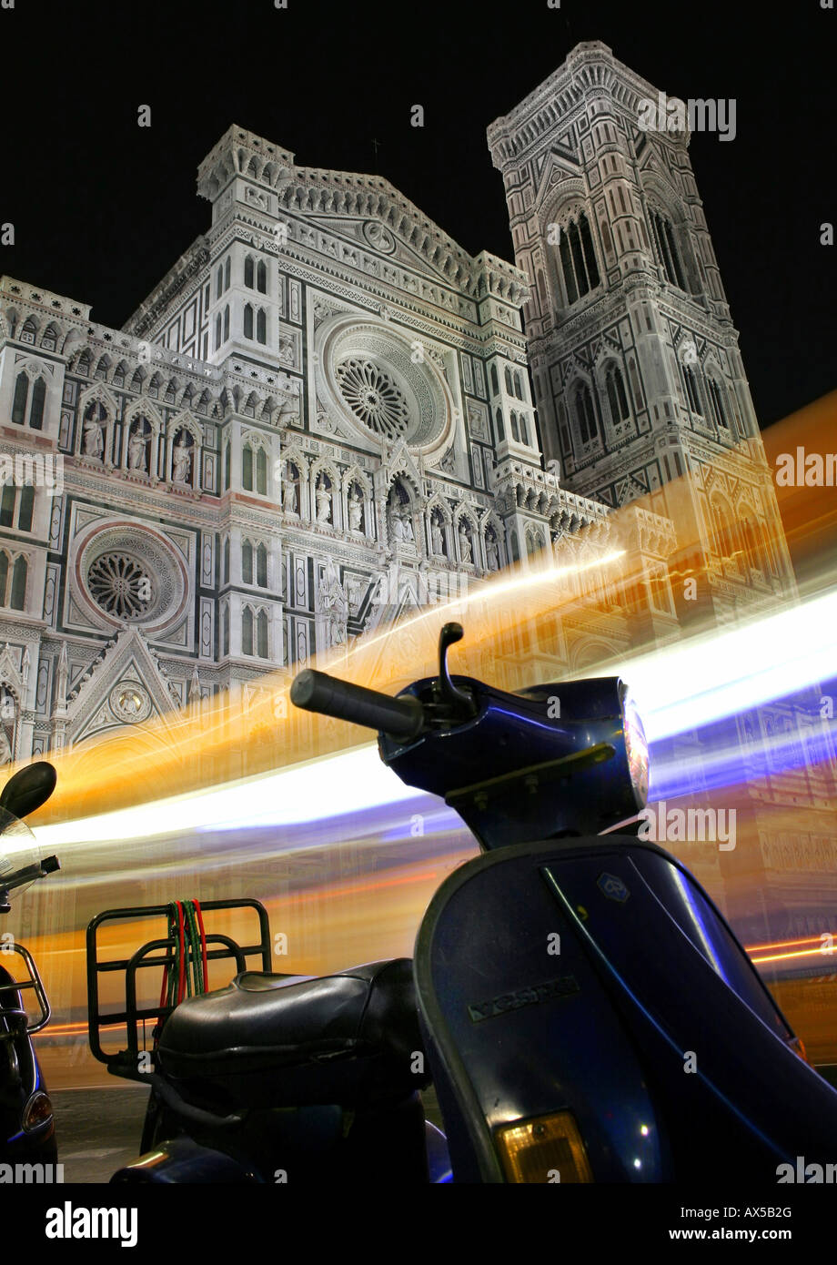 Vespa garé en face d'une cathédrale, mode nuit, Florence, Toscane, Italie, Europe Banque D'Images