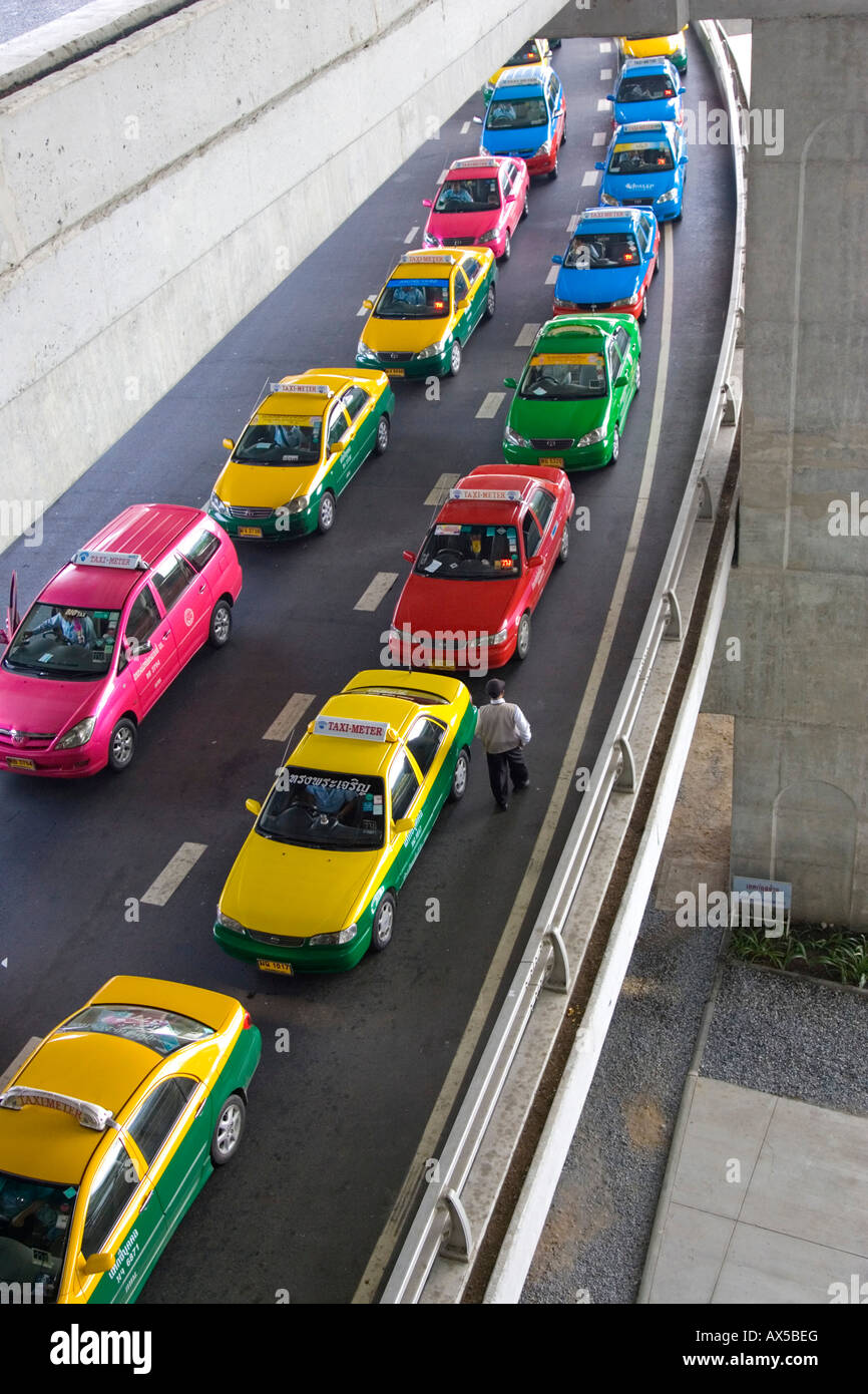 File d'attente de taxi à la nouvelle l'aéroport de Suvarnabhumi à Bangkok, Thaïlande, Asie du Sud-Est Banque D'Images