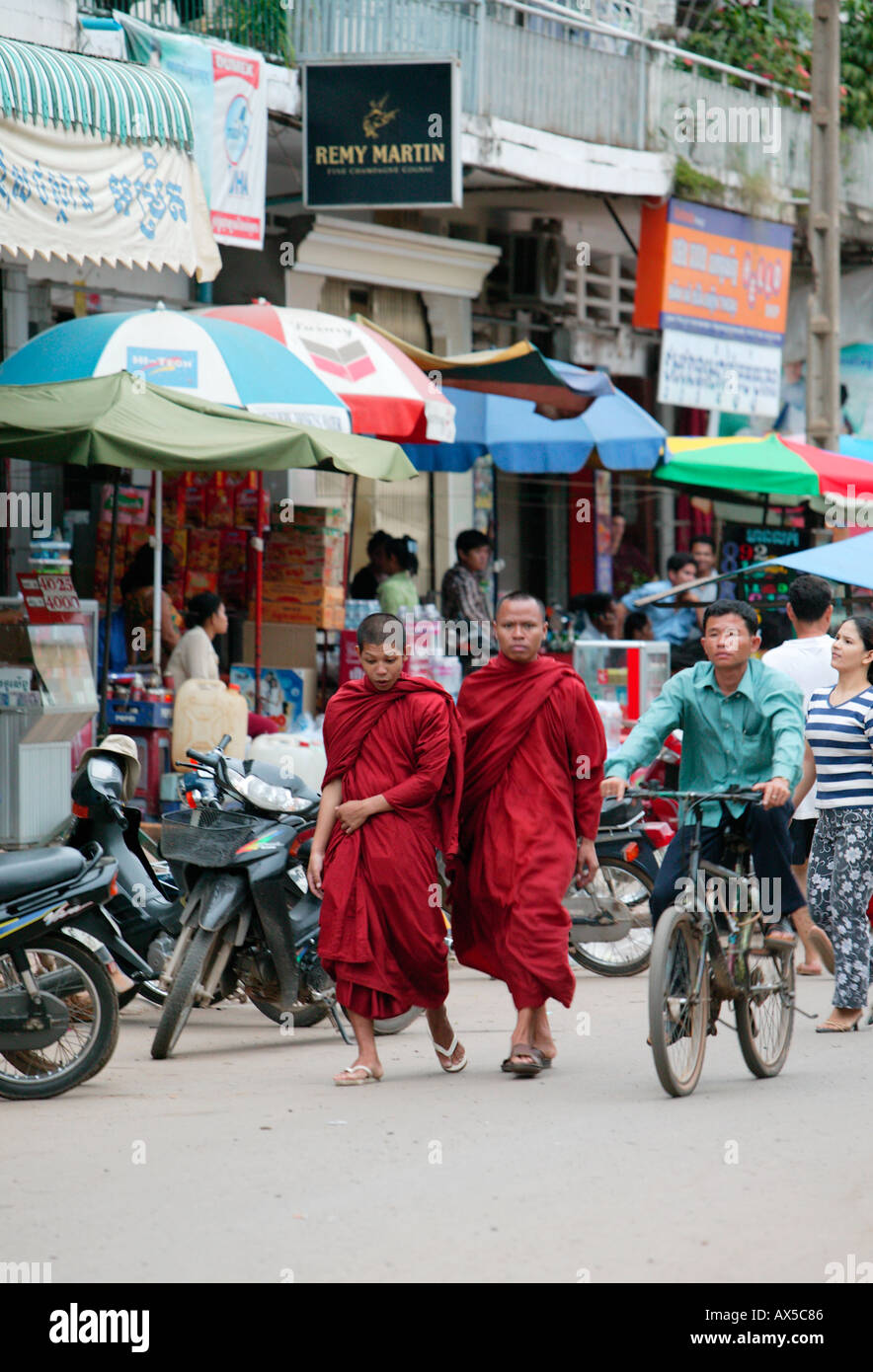 Droit T0312054 Monks sur rue en Asie Cambodge Phnom Penh Banque D'Images