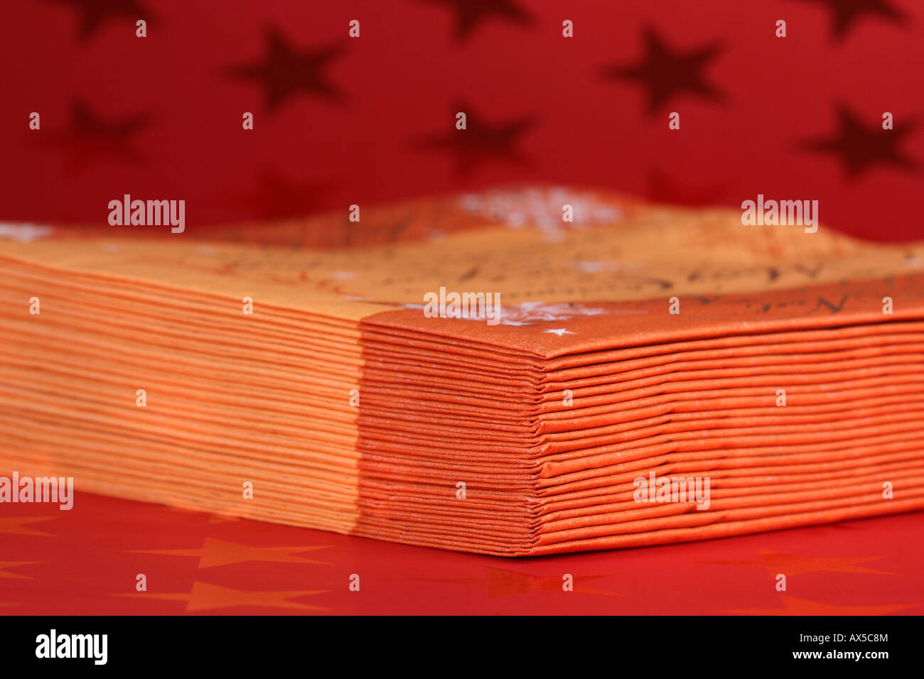 Serviettes de table de Noël sur papier rouge avec étoile de Noël Banque D'Images