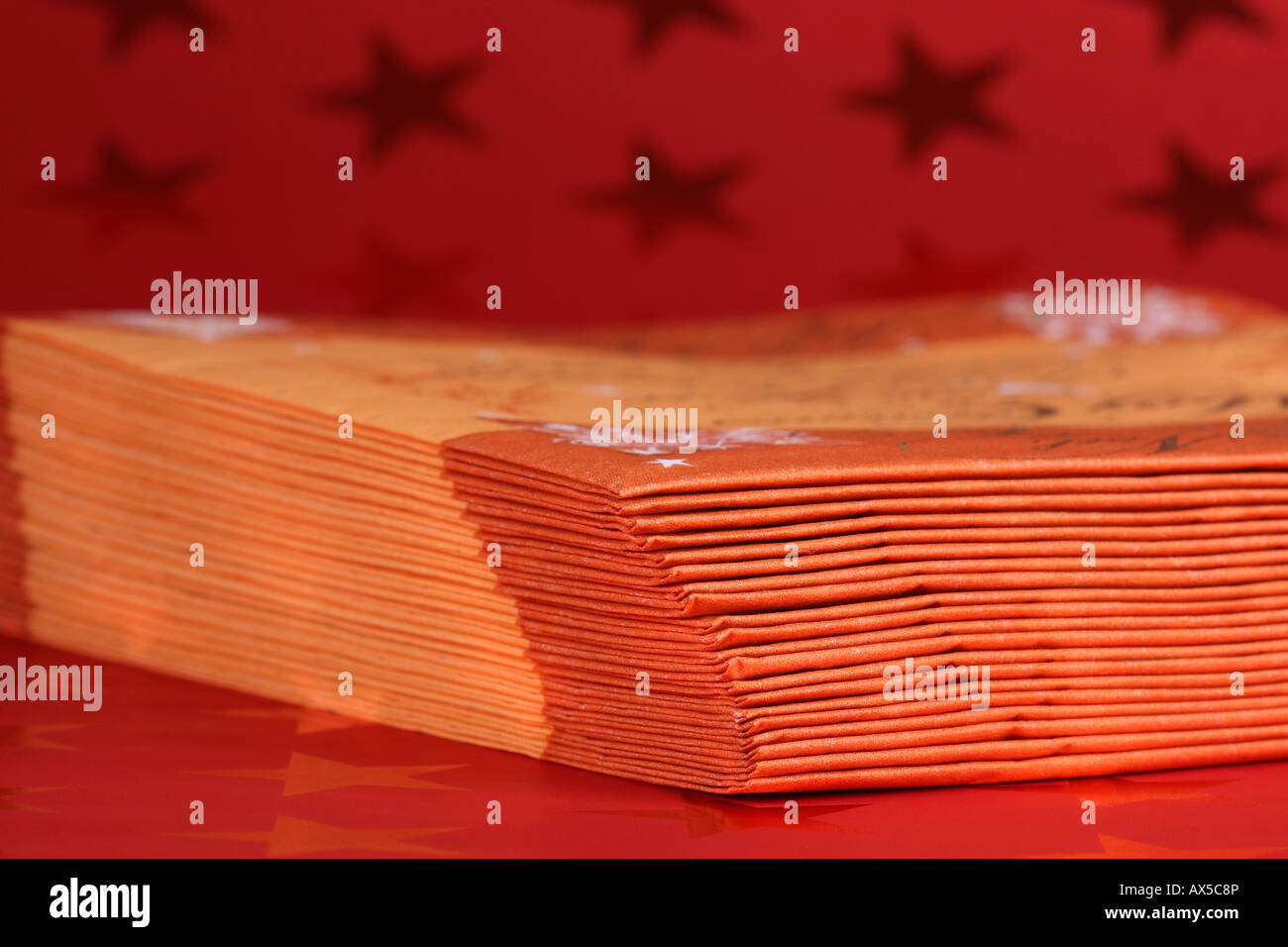 Serviettes de table de Noël sur papier rouge avec étoile de Noël Banque D'Images