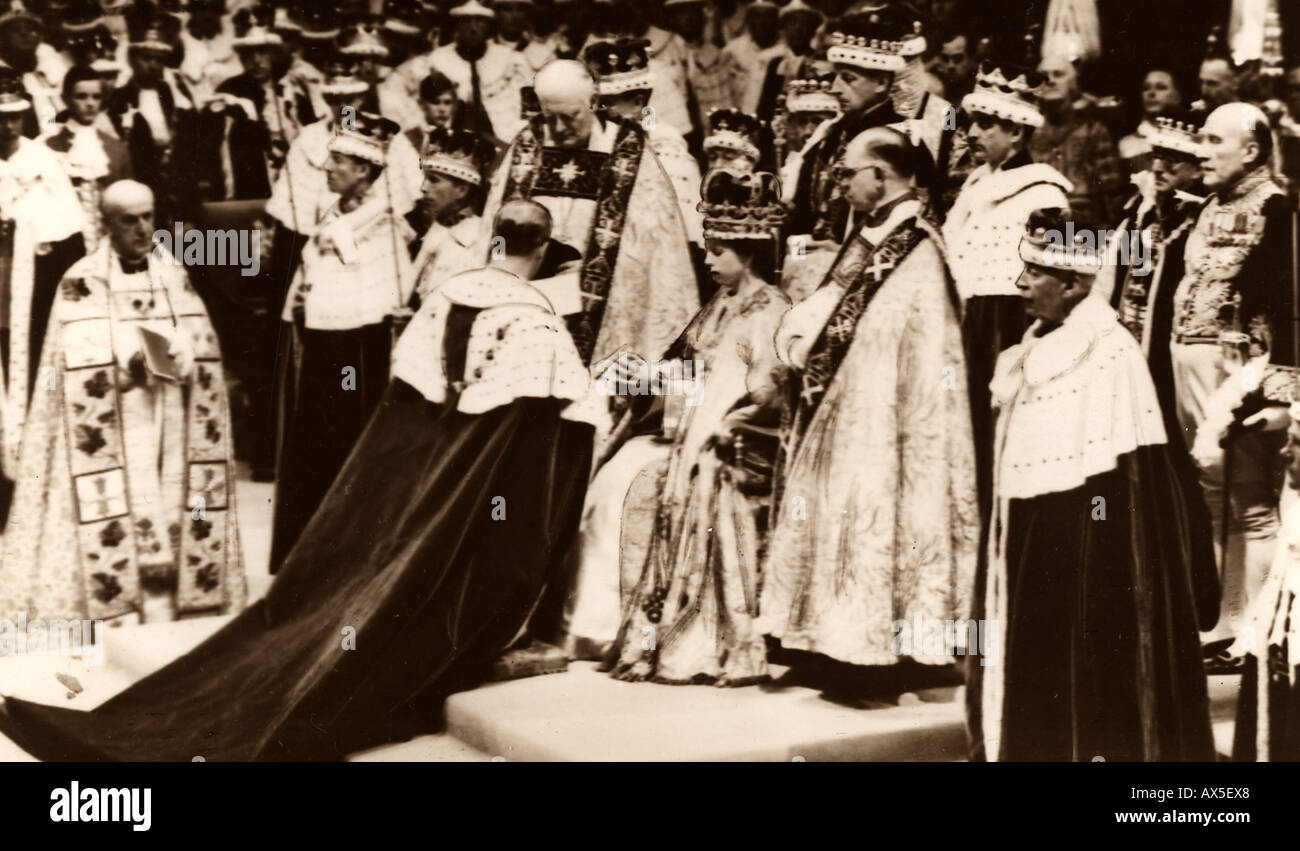 ELIZABETH II lors de son couronnement dans l'abbaye de Westminster, Londres, en 1953 Banque D'Images