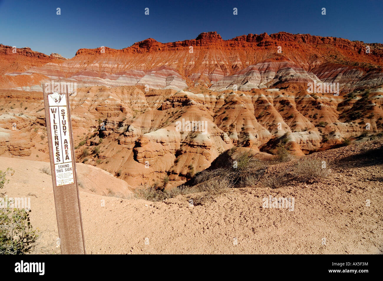 Une pancarte "désert de la recherche dans le désert en face de montagnes de grès, paysage érodé le long de la rivière Paria, Banque D'Images
