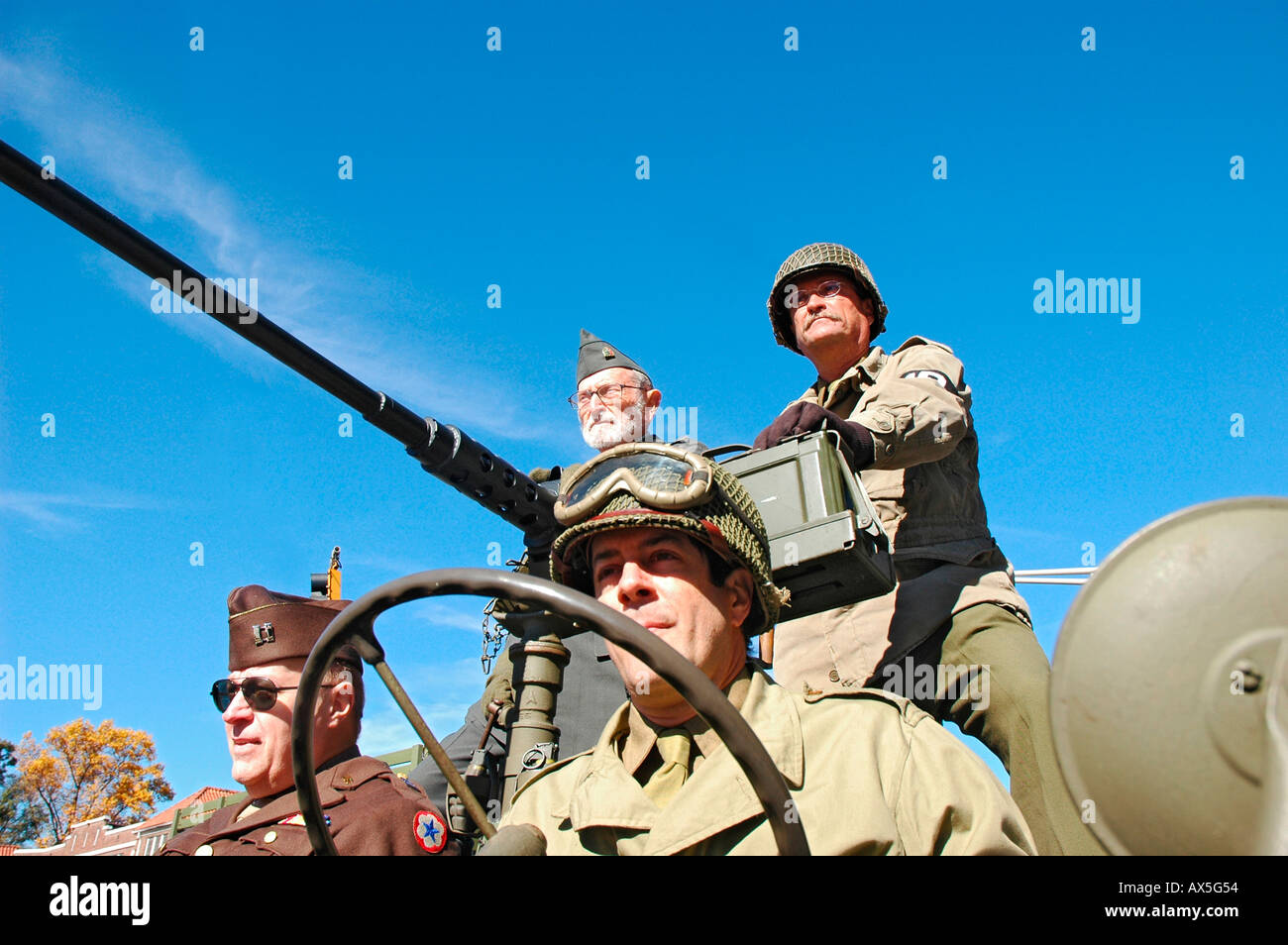 La Seconde Guerre mondiale, LA DEUXIÈME GUERRE MONDIALE 2 re armée militaires en uniforme dans la reconstitution WW2 conduite machines dans Atlanta Banque D'Images