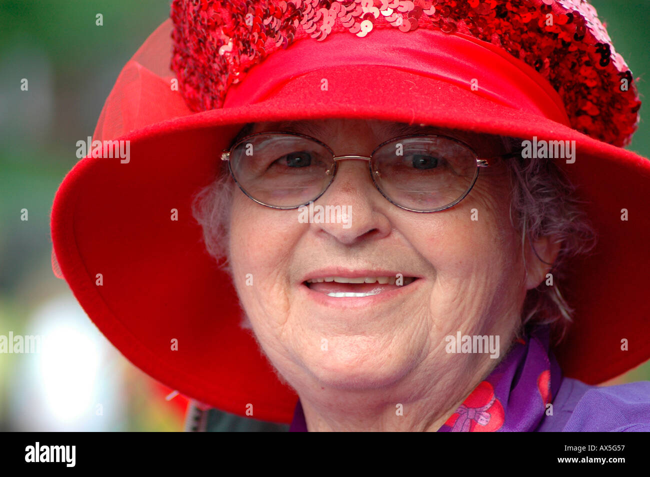 Femme de la Red Hat Society à Atlanta, en Géorgie, à réunion Banque D'Images