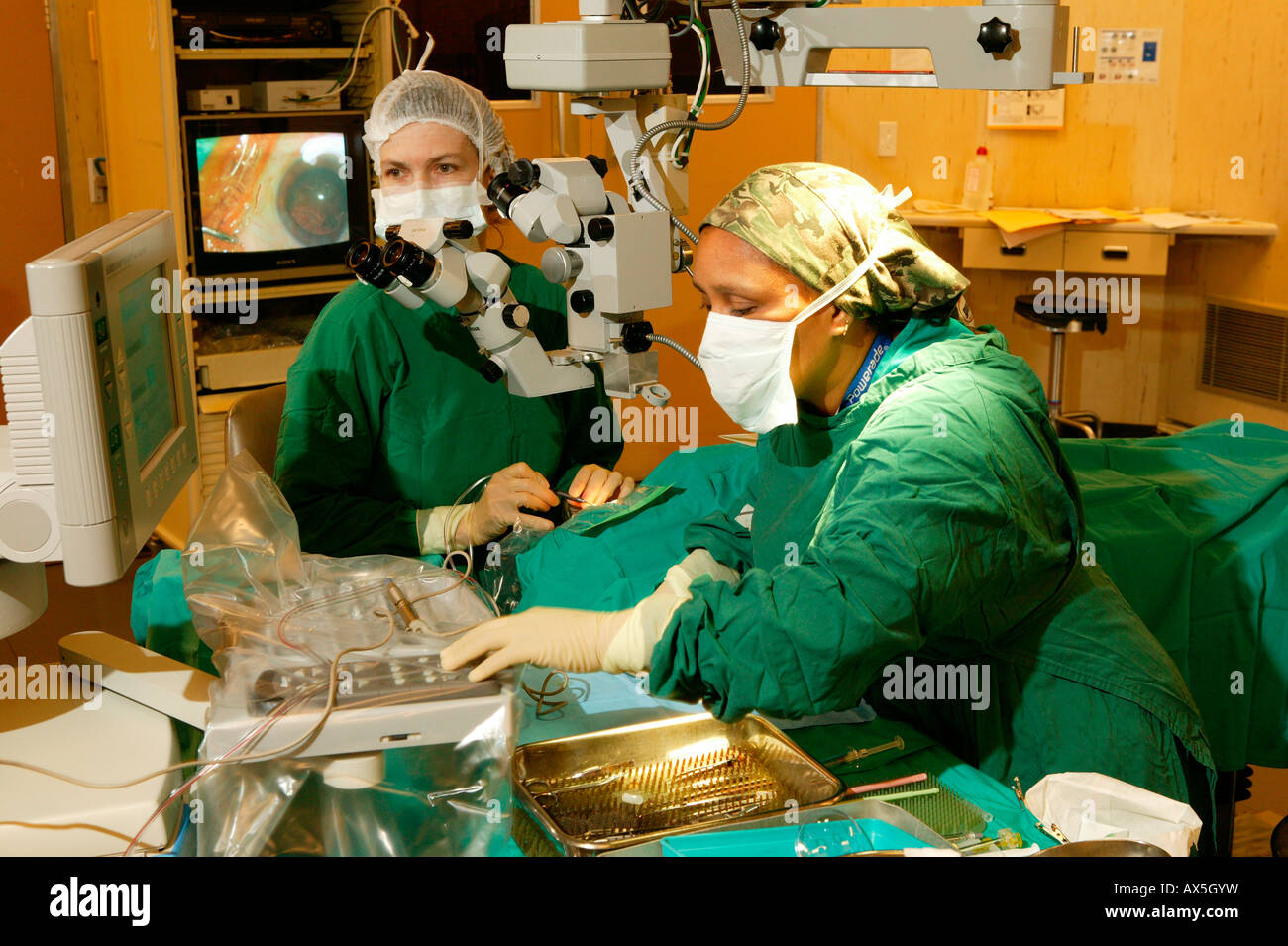 Médecins et patients dans la salle d'opération au cours de la cataracte, Pietermaritzburg, Afrique du Sud, l'Afrique Banque D'Images