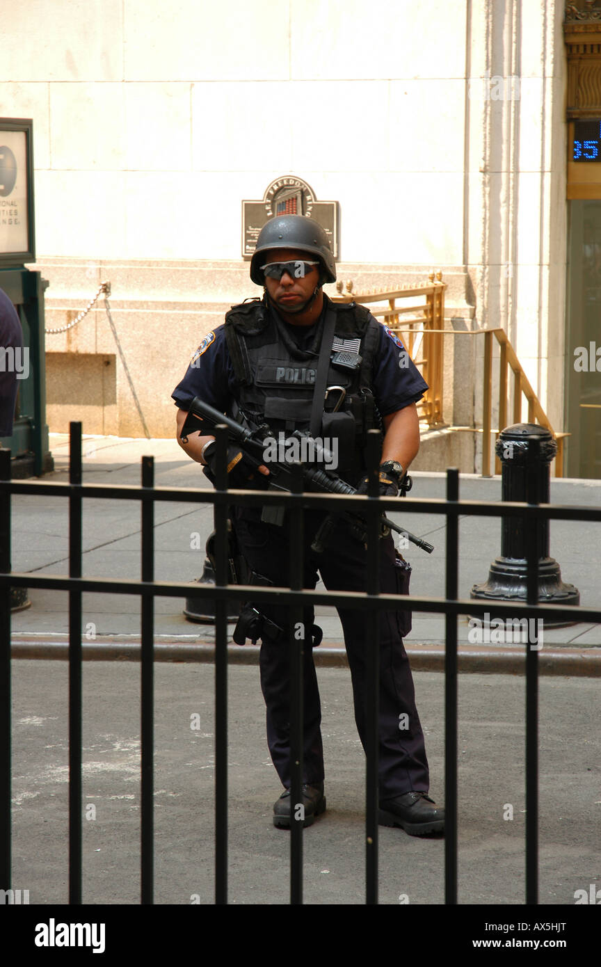 Soldat armé en face de Wall Street New York USA Banque D'Images