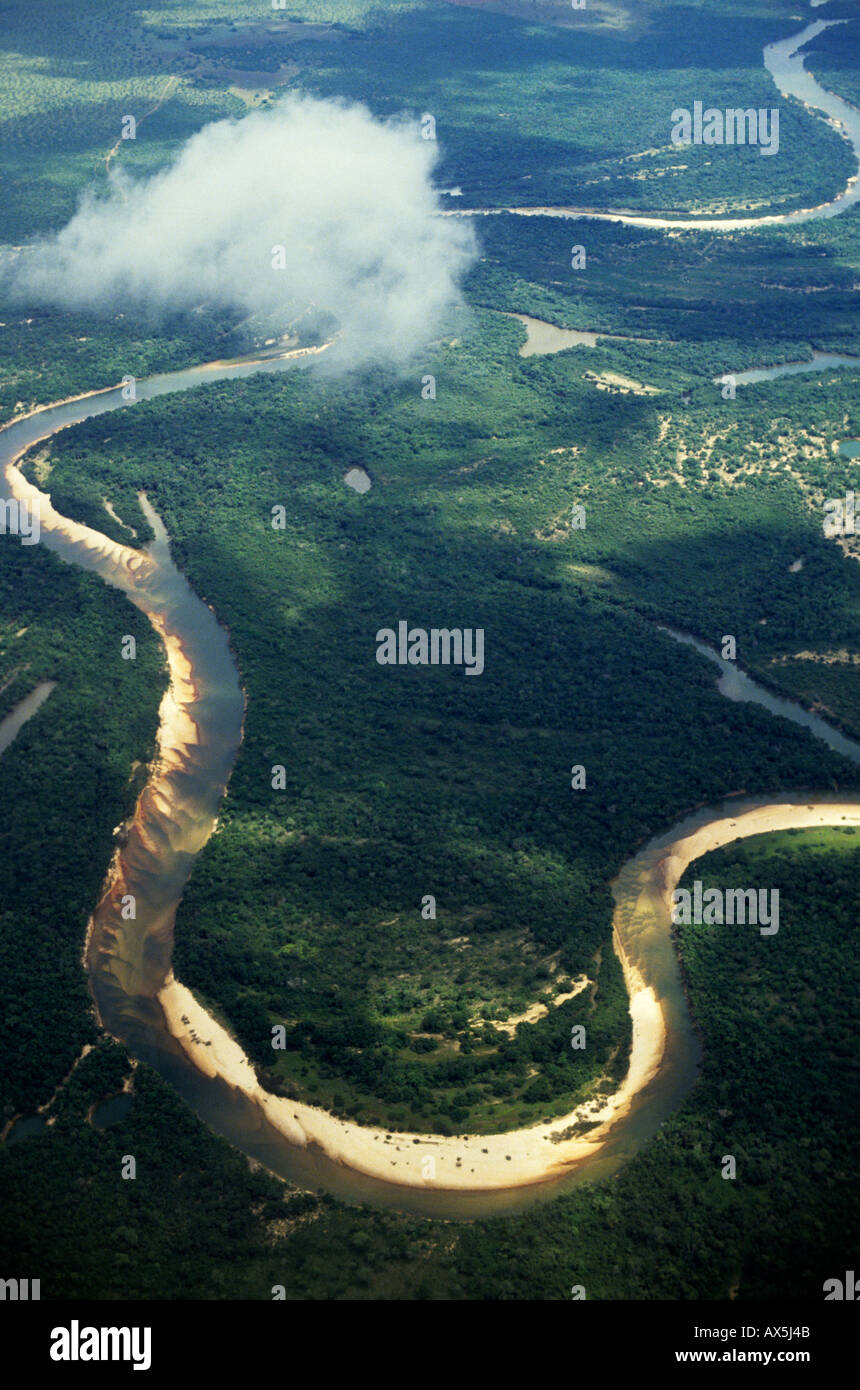 Rivière Araguaia, Amazone, Brésil. Vue aérienne de la rivière ; bien entendu, la migration et le dépôt de sédiments dans les virages. Banque D'Images