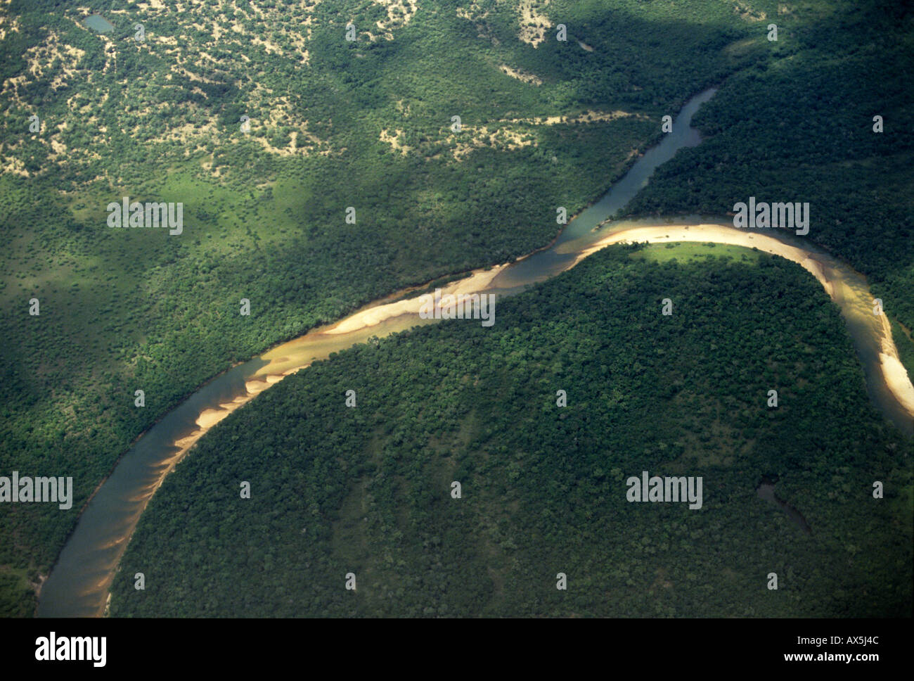 Rivière Araguaia, Amazone, Brésil. Vue aérienne ; rivière, affluent et le dépôt de sédiments. Banque D'Images