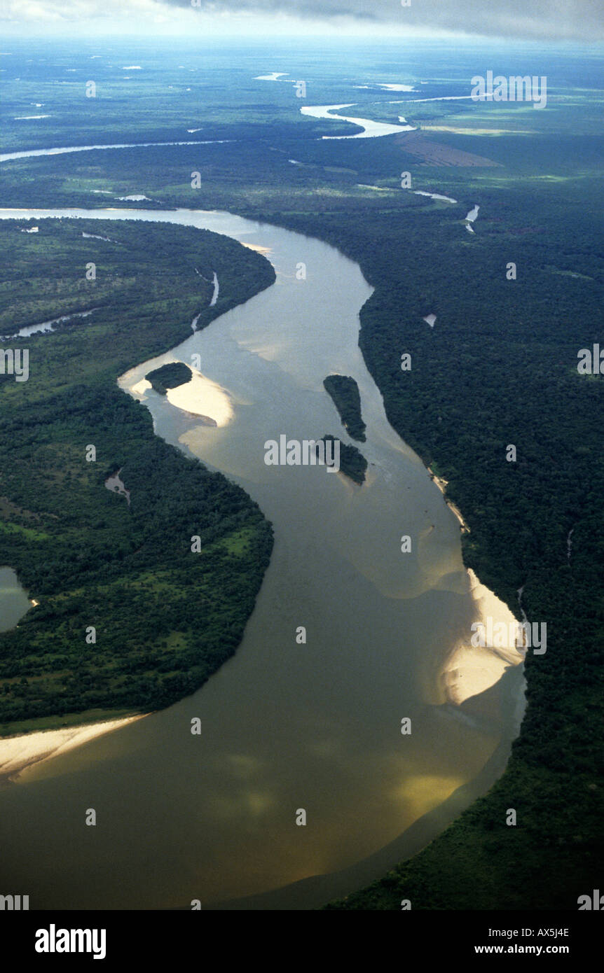 Rivière Araguaia, Amazone, Brésil. Vue aérienne ; rivière, affluent avec îlots et le dépôt de sédiments dans les virages. Banque D'Images
