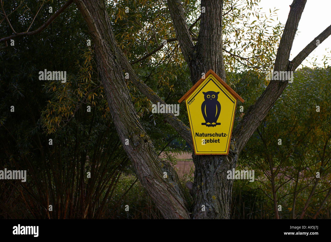 Panneau jaune avec un hibou posté à un arbre marquant une réserve naturelle à Erfurt, Thuringe, Allemagne, Europe Banque D'Images