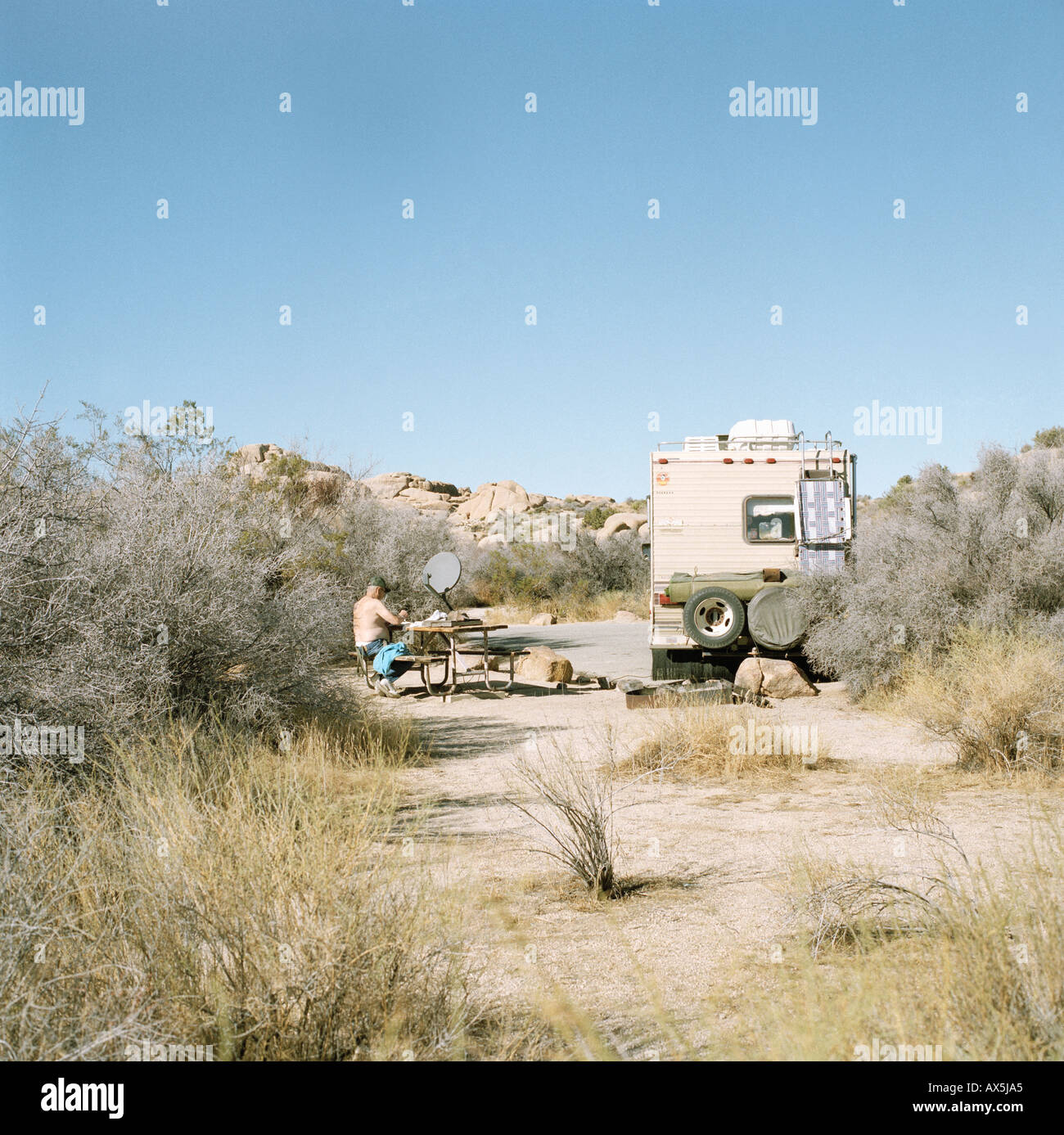 Camping-au deuxième arrêt avec mobile home Le parc national Joshua Tree USA Banque D'Images
