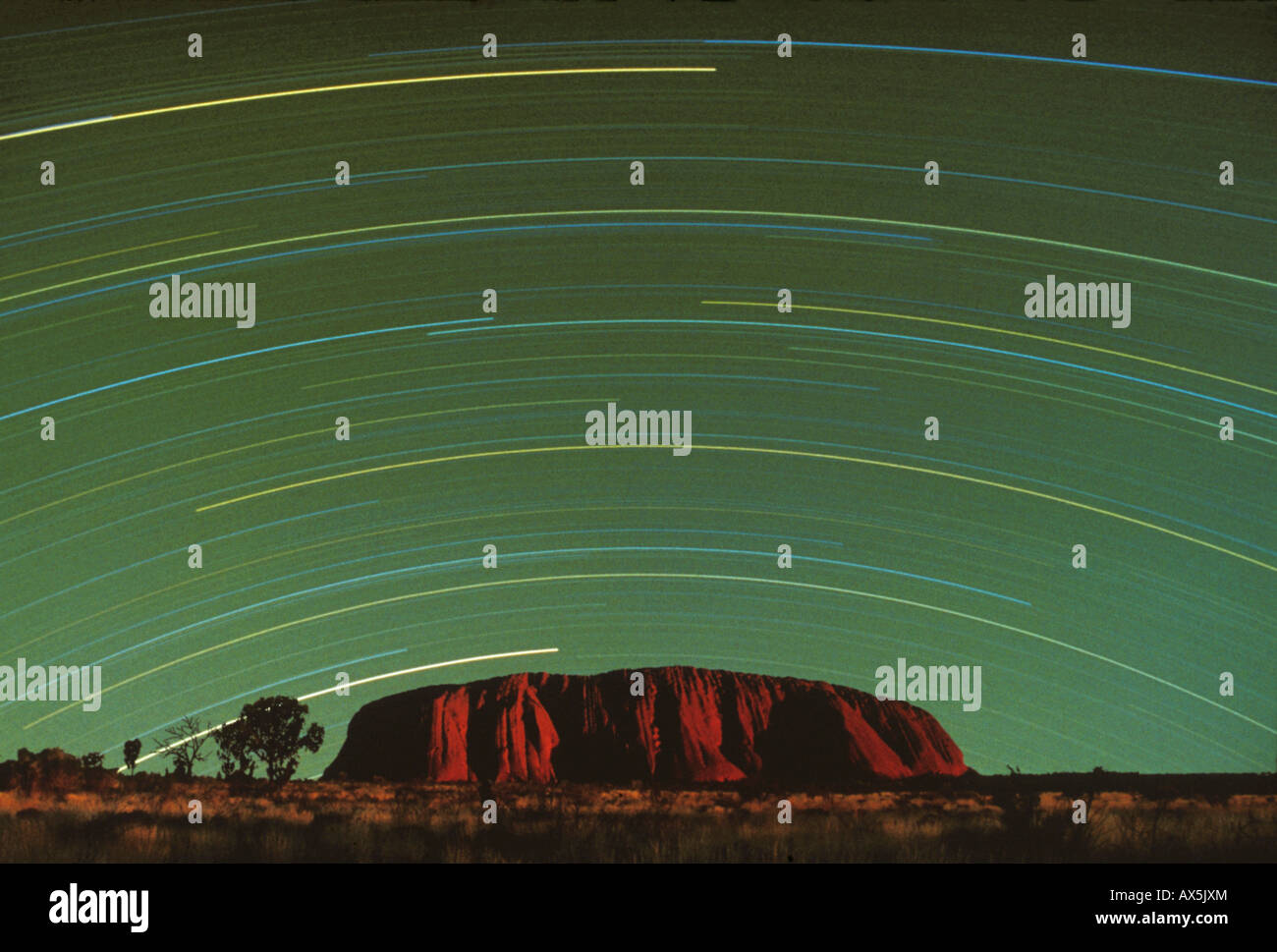 Uluru (Ayers Rock) définie sur un ciel étoilé, Centre Rouge, Territoire du Nord, Australie Banque D'Images