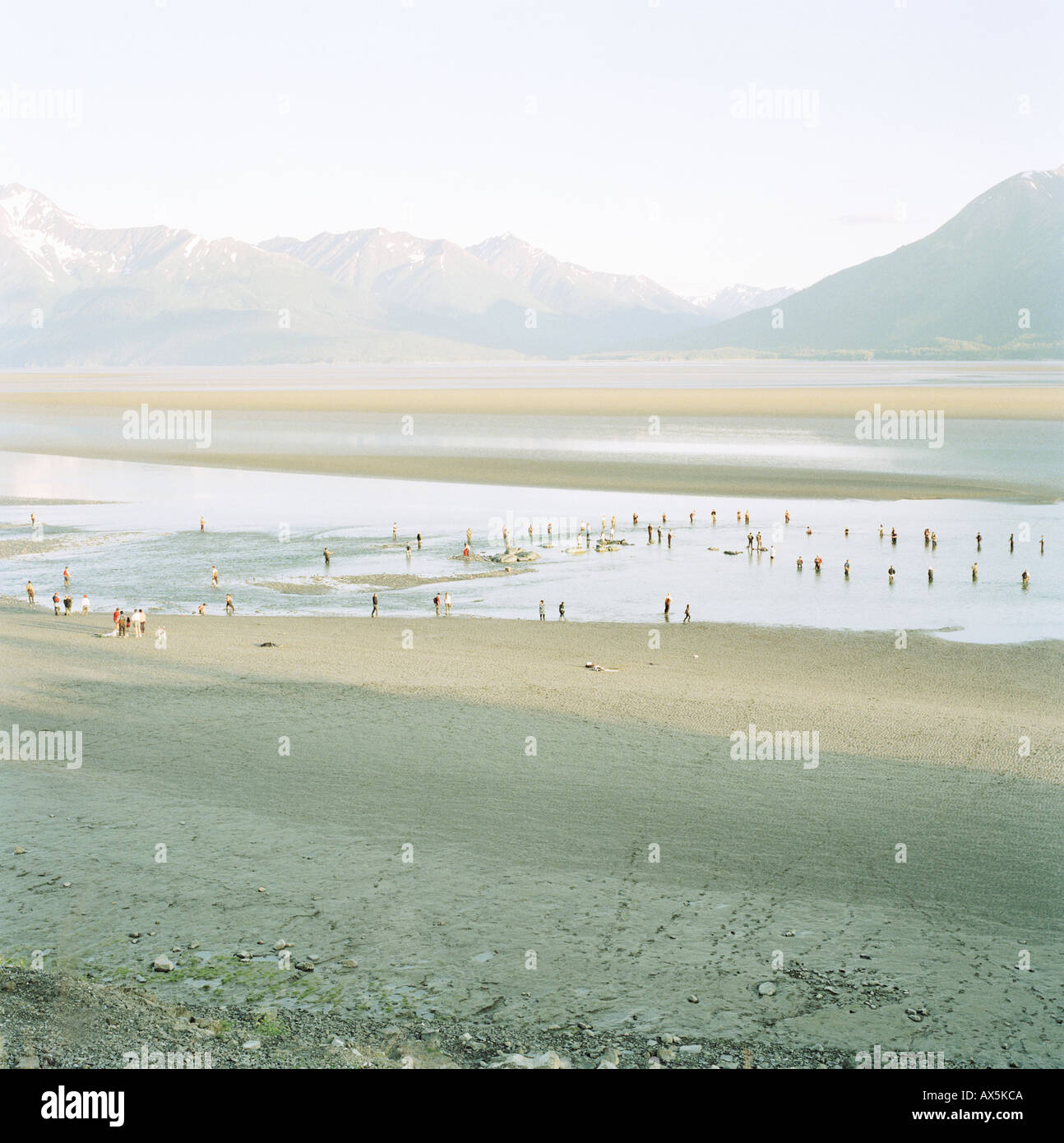 Groupe de personnes pataugeant dans l'eau de l'Alaska États-Unis Banque D'Images