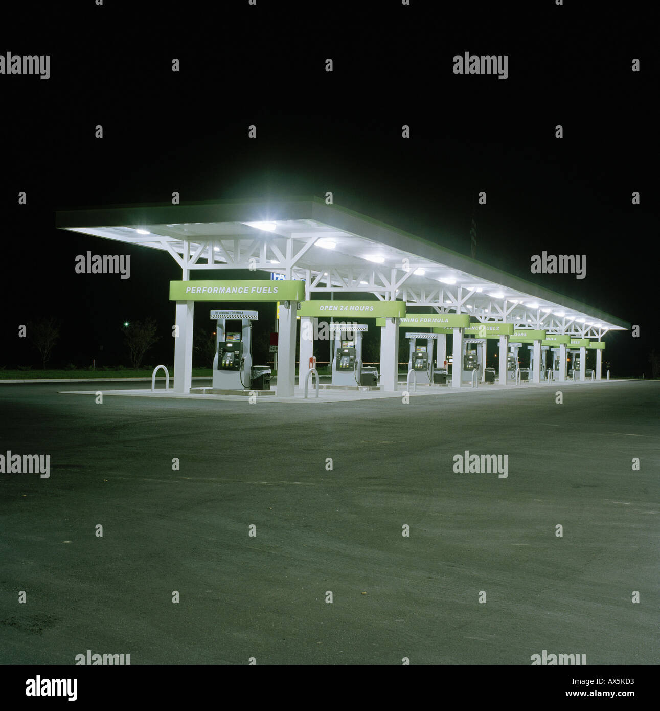 Station essence à nuit Banque D'Images
