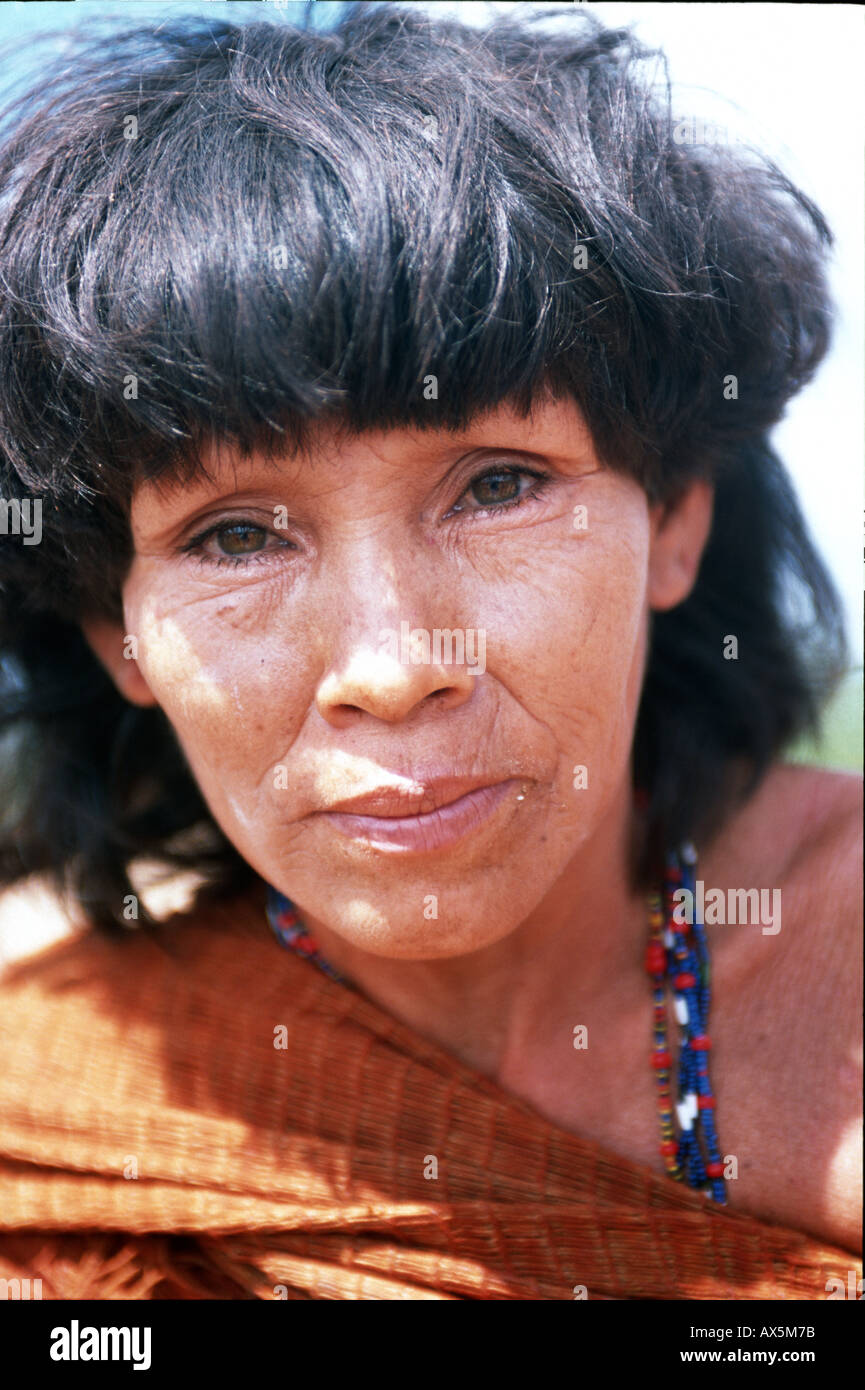 Village Ipixuna, Amazon, au Brésil. Portrait d'une femme portant des tissus traditionnels indiens, Arawete ; État de Para. Banque D'Images