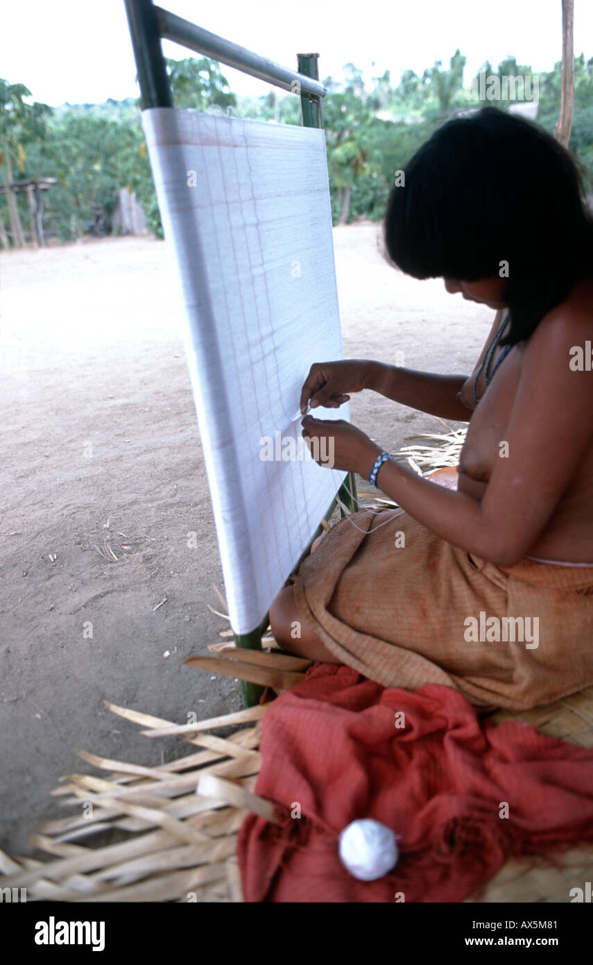 Village Ipixuna, Amazon, au Brésil. Jeune femme Arawte coton tissage sur un métier à tisser traditionnel. Banque D'Images