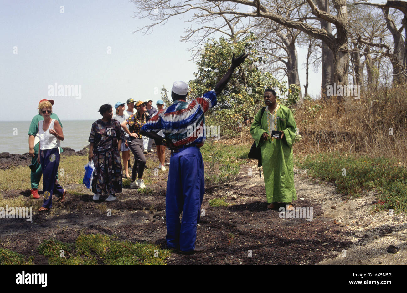 La Gambie. Guide Local parlant à un groupe de touristes sur un ecotour. Banque D'Images