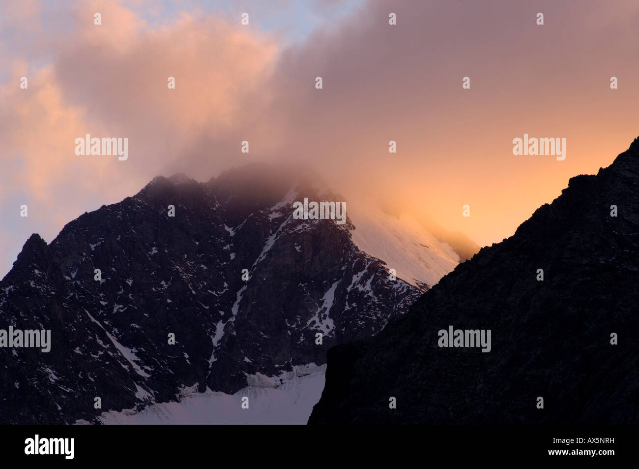 Crépuscule, sommet de Mt. Ruderhofspitze, Alpes de Stubai, North Tirol, Autriche, Europe Banque D'Images