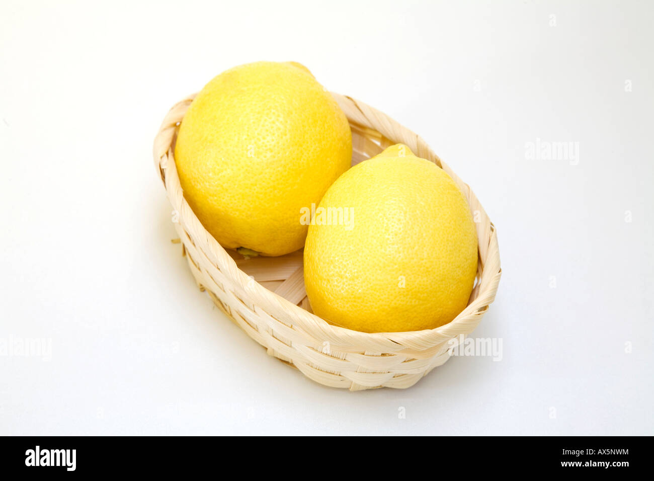 Deux citrons dans un petit panier Banque D'Images